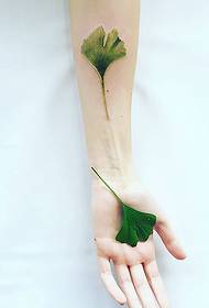 ta pati ranka 3d žalių lapų tatuiruotė tatuiruotė