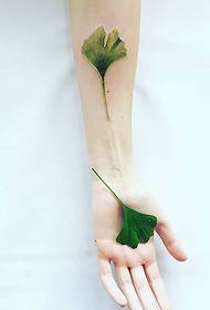 el mismo brazo 3d un tatuaje de tatuaje de hoja verde