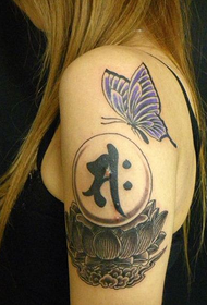 tyttö käsivarsi lootus istuu sanskritin perhonen tatuointi malli