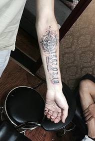 bussola con numeri arabi tatuaggio braccio