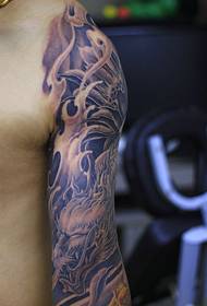 velká paže má mužský tradiční drak tetování vzor