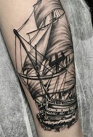 giovane festa con energico braccio tatuaggio a vela