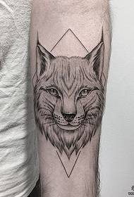 jib Wolf lohan'i tattoo geometrika amin'ny tatoazy