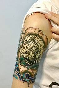 Keperibadian lengan Corak tato pelayaran kecil sangat menarik