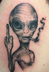 可愛吸煙外星人紋身圖案在手臂上