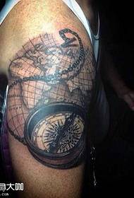модел на татуировка на компас за ръка