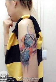 Armkleur zandloper tattoo patroon