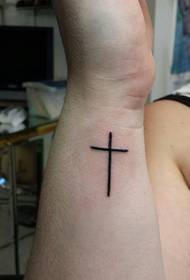 paprasto stiliaus kryžiaus tatuiruotė ant riešo
