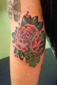 手臂三葉草和馬蹄紅玫瑰紋身圖案