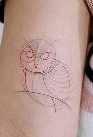 brazo femenino en la imagen de tatuaje de búho de línea fresca