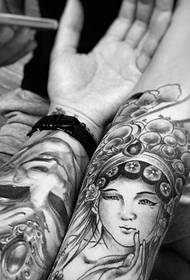 klassieke tradisionele arm swart en wit blom tattoo patroon