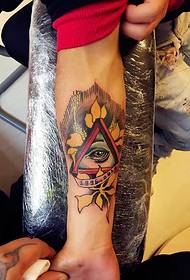 Geometriai szem tetoválás, különböző kar színű