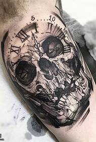 Modèl tatoo Women an zo bwa tèt ak bra
