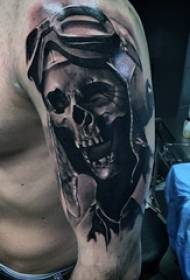 Berniuko rankos ant juodo pilko eskizo pritvirtinimo patarimų Kūrybiškos kaukolės tatuiruotės paveikslėlis