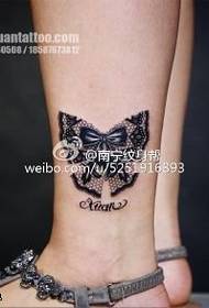 Lace bow tattoo sa bukung-bukong