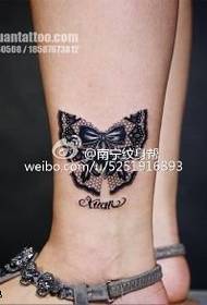 Tato busur renda ing tungkak
