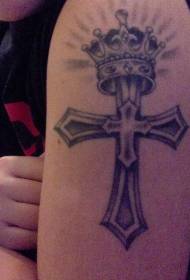 Salib ganda dengan pola tato mahkota