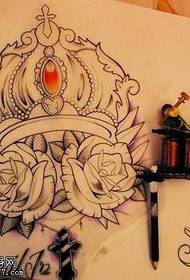 Manuscrito rosa coroa tatuagem padrão