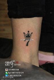 Tattoo patroan fan Crown 7 op 'e enkel
