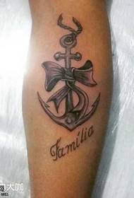 Modello tatuaggio arco gamba
