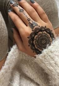 Mão feminina volta linha preta criativa bela padrão laço pulseira tatuagem foto