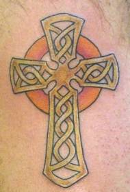 Nudimentu celticu in combinazione di tatuaggi di croce d'oru
