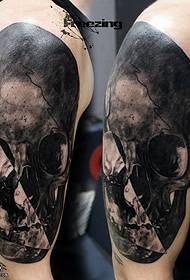 Плече чорного попелу татуювання візерунок