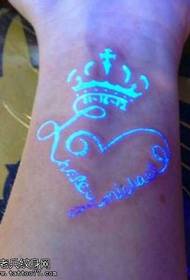 Patró fluorescent del tatuatge de la corona d'amor