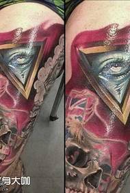 Patró de tatuatge a tota vista de crani de cames