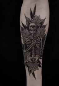 Apprezzamento di un gruppo oscuro di immagini di tatuaggi a tema teschio