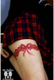 Raudonas lankų tatuiruotės raštas ant šlaunies