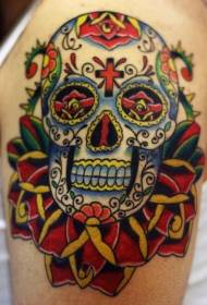 어깨 색깔의 크리스탈 해골과 장미 문신 사진
