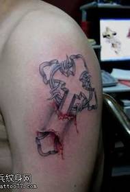 Oboroženi križni vzorec tatoo