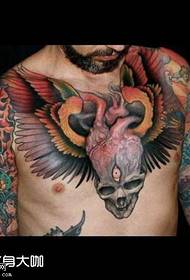 Modello di tatuaggio teschio sul petto