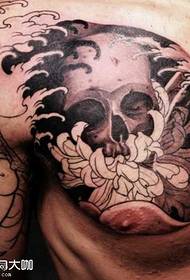 Padrão de tatuagem de crisântemo no peito