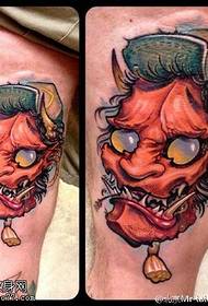 Tordita tatuaje ŝablono kun kruro hororo