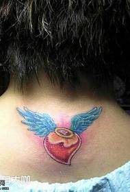 Patrón de tatuaxe de ás en forma de corazón traseiro