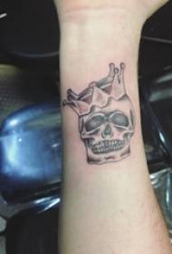 Braccia dei ragazzi sull'immagine creativa nera del tatuaggio del cranio della corona di Grey Sketch Sting Tips