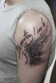 ein paar Traumflügel-Tattoos auf dem Arm