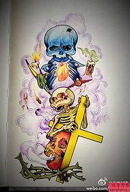 Hal abuurka iskutallaabta ee loo yaqaan 'skull cross tattoo'