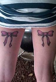 Noga ružičasti luk uzorak tetovaža