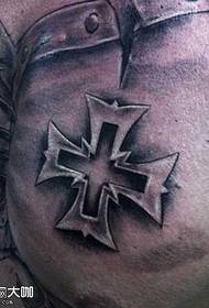 Disegno del tatuaggio croce sul petto