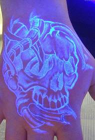 Bel tatuaggio fluorescente taro sul dorso della mano