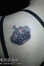 Убава шема на тетоважа на круната на рамото