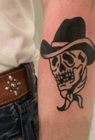 Braccio da ragazza su linea nera foto di tatuaggio creativo prepotente