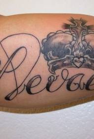 Beso koroa eta letra tatuaje eredu ederra