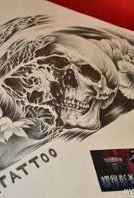 Juodos pilkos spalvos Europos ir Amerikos eskizo kaukolės tatuiruotės rankraštinis paveikslėlis