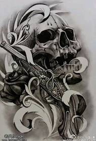 Modello di tatuaggio realistico del cranio della pistola