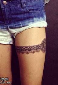 Mooi kant tattoo-patroon op de benen