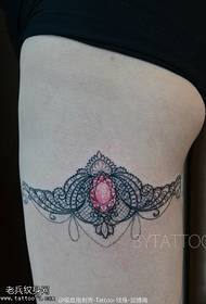Tatuaggio con gemma di pizzo sulla coscia